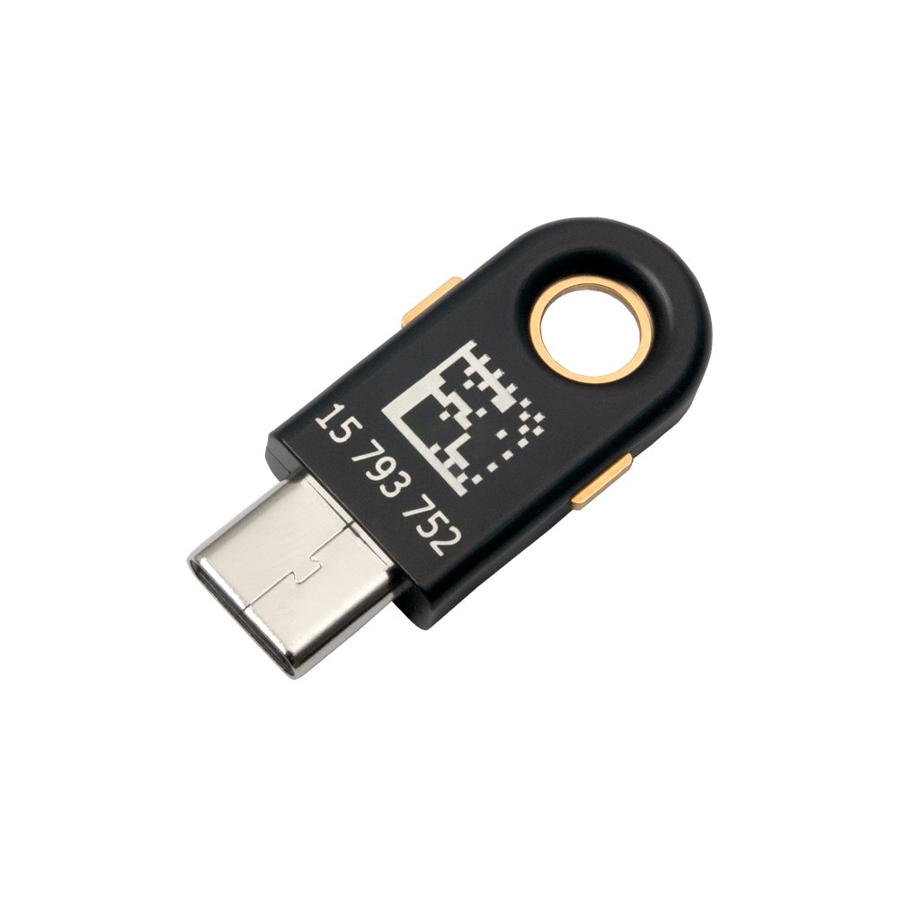 Schwarzer YubiKey 5C Sicherheitsschlüssel mit USB-C-Stecker, Rückseite mit Seriennummer und QR-Code, Schlüsselringloch