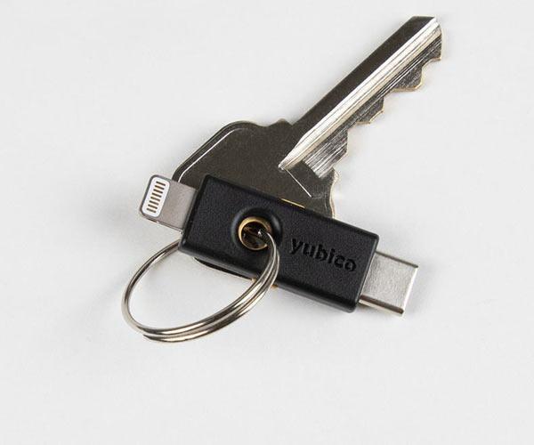 Schwarzer YubiKey 5Ci Sicherheitsschlüssel mit USB-C- und Lightning-Steckern an einem Schlüsselring mit einem Schlüssel, yubico-Schriftzug