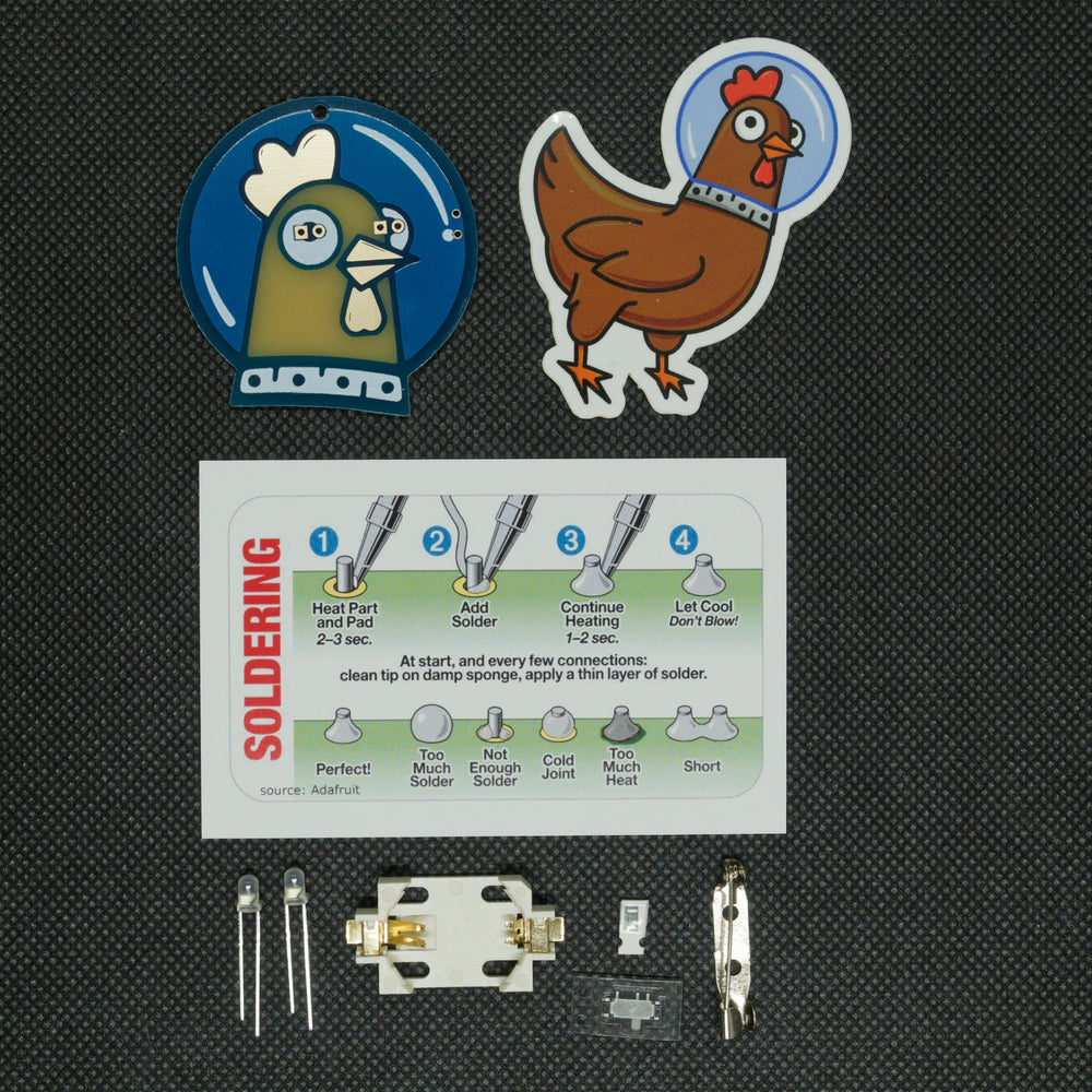Der Inhalt eines Spacehuhn-Lötlernsets - die unmontierte Abzeichenplatine, ein Hahn-Astronaut-Aufkleber, eine SOLDERING-Anleitungskarte (Schritte 1-4 und Lötstellenqualität) und die Teile: zwei LEDs, ein Batteriehalter, ein Schalter und eine Sicherheitsnadel